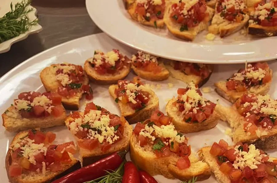 Bruschetta de tomate e queijo
