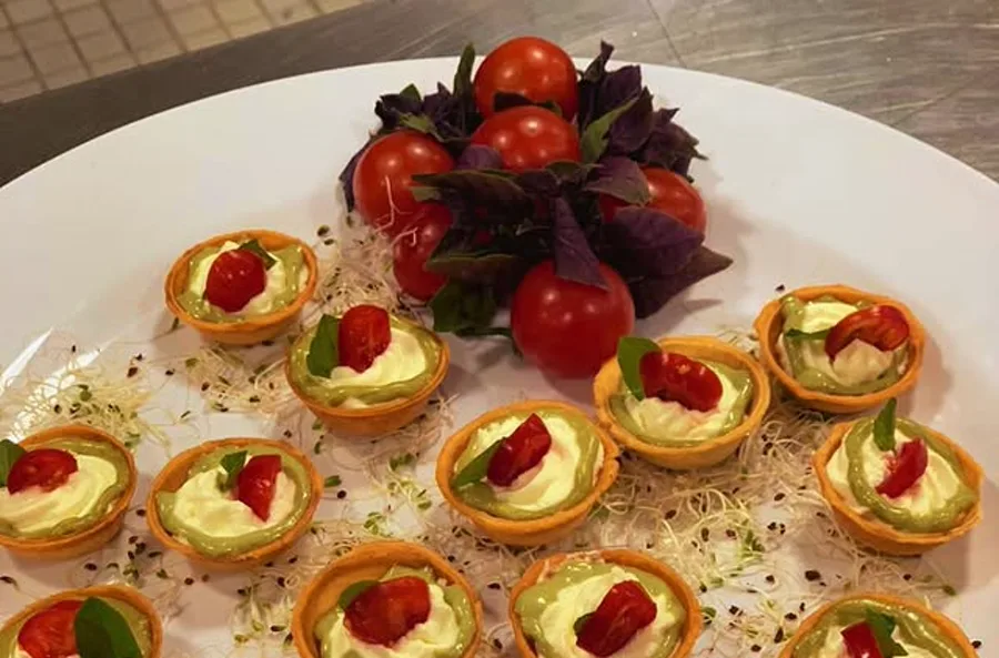 Barquete com creme e tomate-cereja
