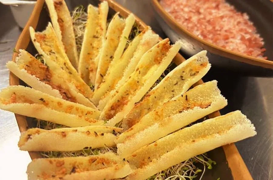 Palito de pão de alho com broto de alfafa